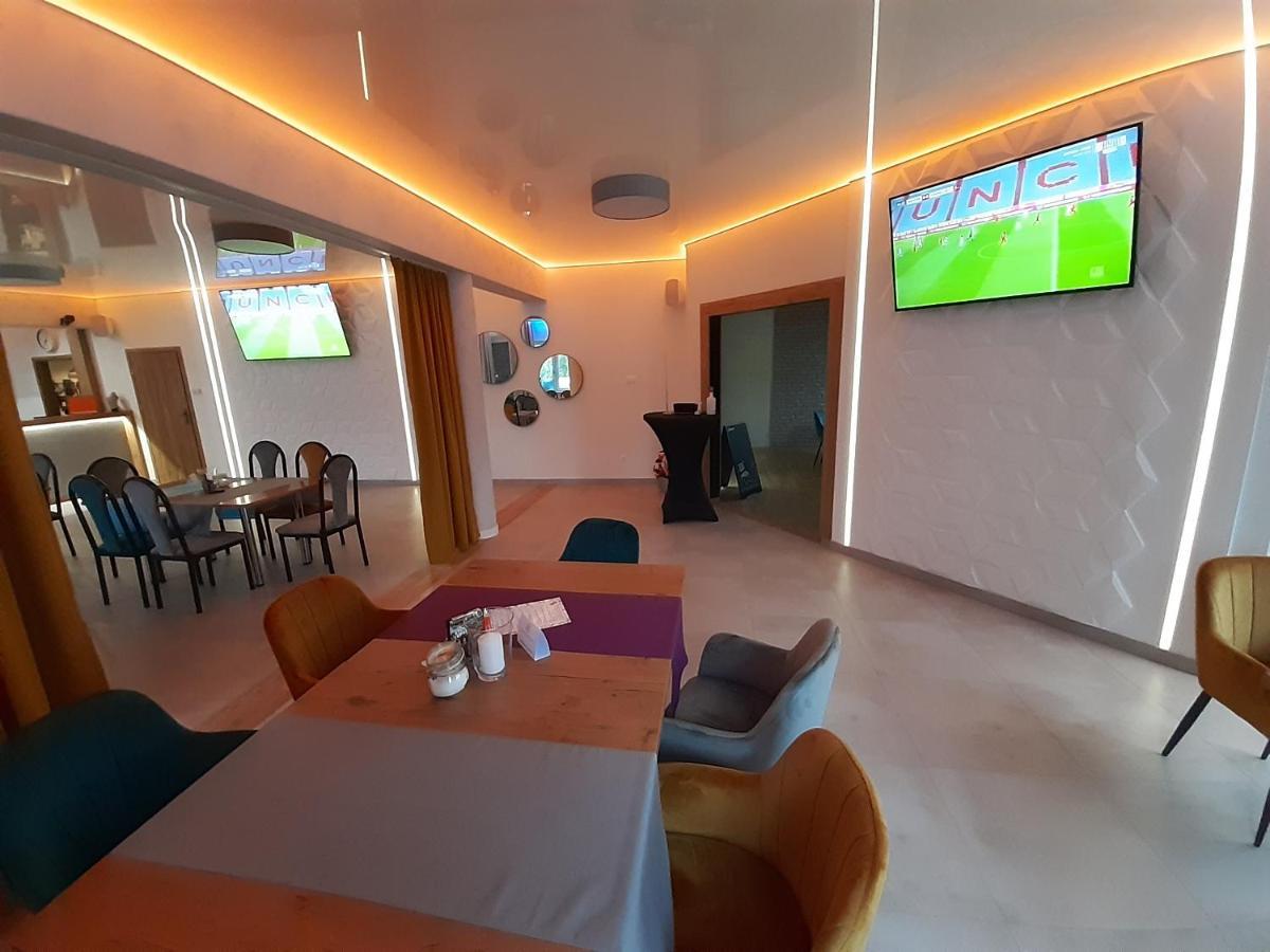 Route One - Restauracja & Pokoje Hotelowe Zgierz Bagian luar foto